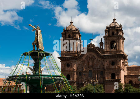 Blick auf die Statue des Kaisers der Inka mit der Kirche Od Compania de Jesus auf der Rückseite in Cuzco, Peru Stockfoto