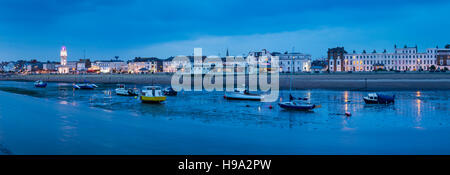 Herne Bay direkt am Meer an der Küste von North Kent in der Abenddämmerung Stockfoto