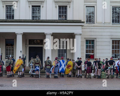 Scots Guards geprüft bevor Sie gehen auf Urlaub in Spaß schottische Kleidung Stockfoto