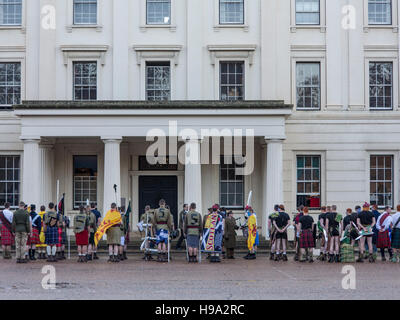 Scots Guards geprüft bevor Sie gehen auf Urlaub in Spaß schottische Kleidung Stockfoto