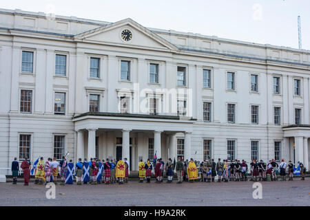 Scots Guards geprüft bevor Sie gehen auf Urlaub in Spaß schottische Kleidung Stockfoto