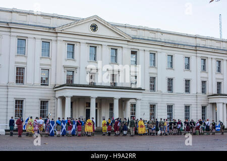 Scots Guards geprüft bevor Sie gehen auf Urlaub in Spaß schottische Kleidung Stockfoto