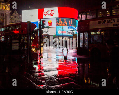 Regen reflektiert Licht der Piccadilly Circus im Zentrum von London Stockfoto