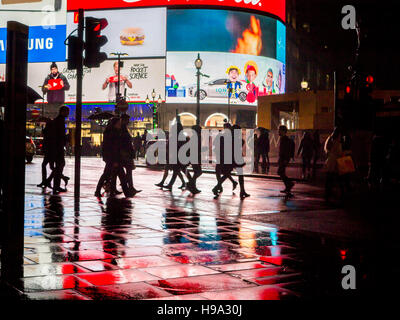 Regen reflektiert Licht der Piccadilly Circus im Zentrum von London Stockfoto