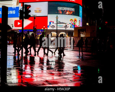 Regen reflektiert Licht der Piccadilly Circus im Zentrum von London Stockfoto