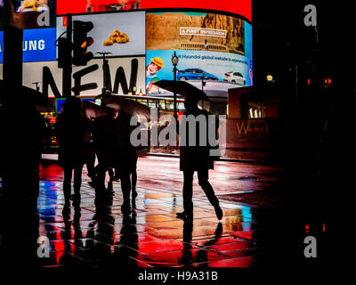 Regen reflektiert Licht der Piccadilly Circus im Zentrum von London Stockfoto