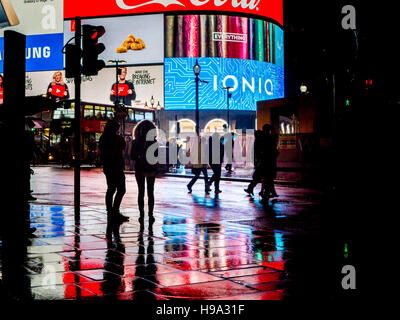 Regen reflektiert Licht der Piccadilly Circus im Zentrum von London Stockfoto