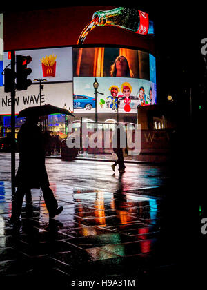 Regen reflektiert Licht der Piccadilly Circus im Zentrum von London Stockfoto