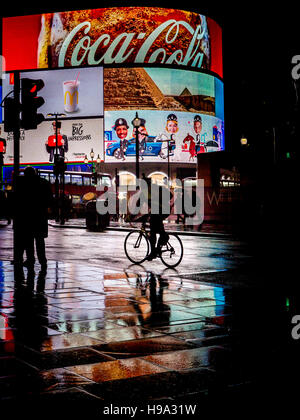 Regen reflektiert Licht der Piccadilly Circus im Zentrum von London Stockfoto