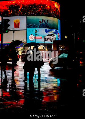 Regen reflektiert Licht der Piccadilly Circus im Zentrum von London Stockfoto