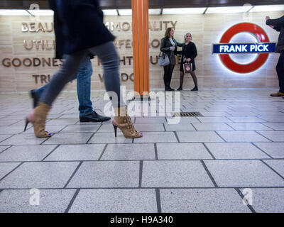 Passagiere Fuß vorbei an der Gedenkstätte Frabk Pick am Piccadilly Circus Stockfoto