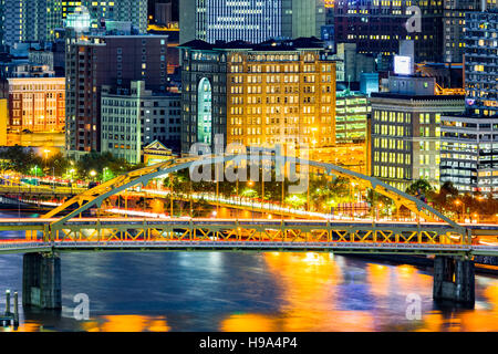 Fort Duquesne Brücke überspannt Allegheny River in Pittsburgh, Pennsylvania Stockfoto