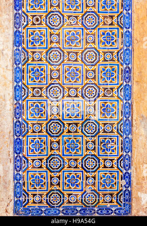 Typische portugiesische alte keramische Wandfliesen (Azulejos) auf der Außenseite des Gebäudes, Portugal Stockfoto