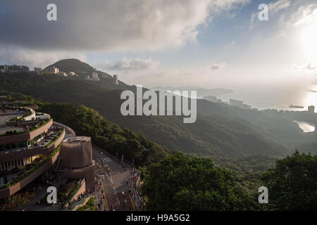 Blick auf die Gipfel Gallery und üppigen Hong Kong Island auf der Lamma Insel in Hong Kong, China, vom Victoria Peak aus gesehen. Stockfoto