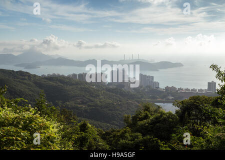 Blick auf den Ap Lei Chau und Lamma Inseln in Hong Kong, China, bei Tageslicht vom Victoria Peak aus gesehen. Stockfoto
