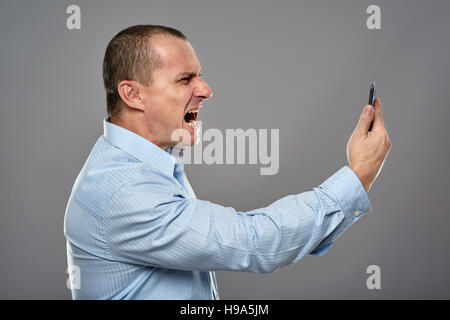 Auf seinem Handy schreien wütend Business-Mann Stockfoto