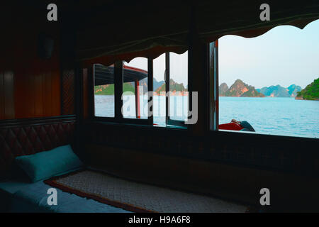 Indochina Junk-Kreuzfahrt nach Halong Bucht, Vietnam, Südostasien. Panorama-Fenster in der Kabine. Blick vom Fenster. Ha Long Bay. Stockfoto