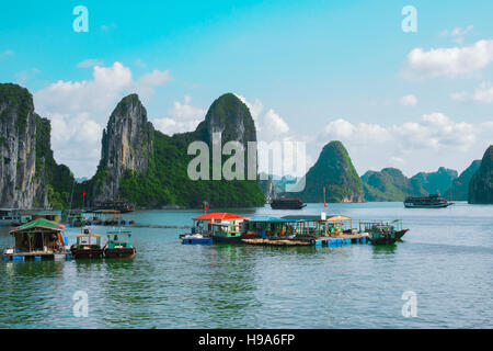 Schwimmenden Fischen Dorf und Rock Inseln in der Halong Bucht, Vietnam, Südostasien. UNESCO-Weltkulturerbe. Kreuzfahrt nach Ha Long Stockfoto