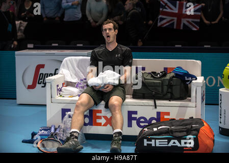 London, UK. 20. November 2016. Barclays ATP Finale: Singles, Andy Murray (SCO) gewinnt die Meisterschaft gegen Novak Djokovic (SRB) und feiert mit den Awards. Bildnachweis: Alberto Pezzali/Pacific Press/Alamy Live-Nachrichten Stockfoto