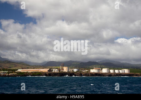 Industriegebäude an der Küste von Port Allen auf Kauai, Hawaii, USA. Stockfoto