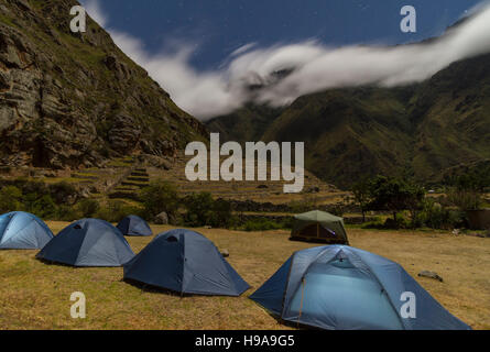 Wanderer, camping in der Nähe der Ruinen von Patallacta auf dem Inka Trail, Peru Stockfoto