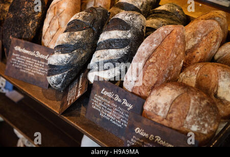 Besonderes Brot zum Verkauf an The Grounds, Alexandria Sydney, Australien Stockfoto