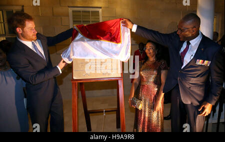 Prinz Harry, Unvales eine Tafel bei einem Begrüßungsempfang, veranstaltet von der General, seine Exzellenz Sir Rodney Williams, Clarence House, Antigua, zu Beginn seiner 15-Tage-Tour der Karibik. Stockfoto