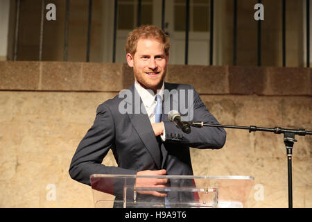 Prinz Harry, hält eine Rede, wie er einen Empfang veranstaltet von der General, seine Exzellenz Sir Rodney Williams, Clarence House, Antigua, zu Beginn seiner 15-Tage-Tour der Karibik besucht. Stockfoto