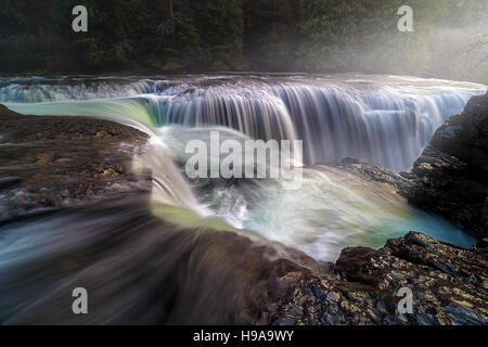 Spitze des unteren Lewis River Falls im Gifford Pinchot National Forest im US-Bundesstaat Washington Stockfoto