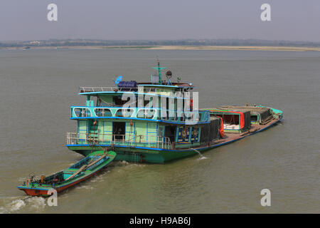 Ein stark belasteter Fluss Frachtboot Richtung flussaufwärts auf dem Irrawaddy in Myanmar (Burma). Stockfoto