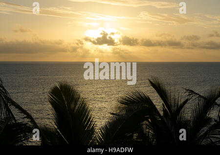 Späten Nachmittag Sonne durch Wolken, Makefu, Niue, Südpazifik, Ozeanien Stockfoto