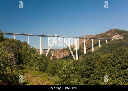 Eisenbahnviadukt über den Fluss Ulla, Coruña / Pontevedra Provinz, Region Galicien, Spanien, Europa Stockfoto