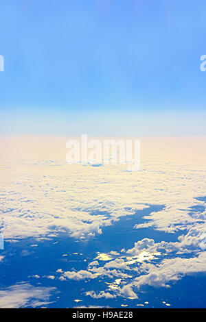 Strahlende Sonne See, Inseln, Wälder, Berge - Vogelperspektive- Stockfoto