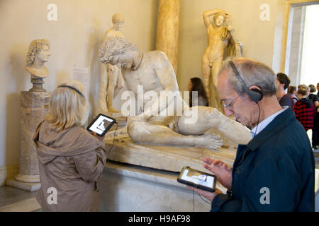 Touristen auf der Suche Statue Kunst Szene Rom, Italien, Kapitolinische Museen, Musei Capitolini, Kunst-Erbe touristischen Wahrzeichen Stockfoto