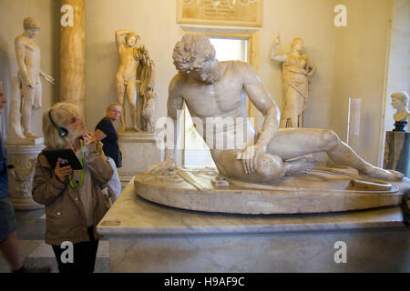 Frau-Touristen auf der Suche Statue Kunst Szene Rom, Italien, Kapitolinische Museen, Musei Capitolini Erbe touristischen Wahrzeichen Stockfoto