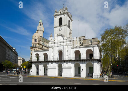 Cabildo Gebäude Ansicht von Plaza de Mayo Platz. Stockfoto