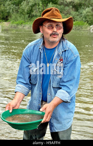 Französisch Gold Forscher an das Goldwaschen Europapokal der Landesmeister im Fluss Gardon im Departement Gard Stockfoto