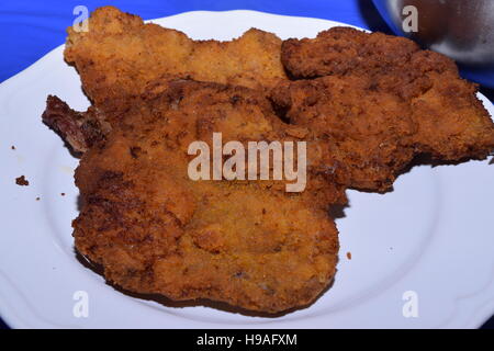 Frisch gebratene Wiener Schnitzel auf einem Teller Stockfoto