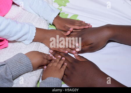 Interracial Kinderhände gelegt auf weißem Hintergrund Stockfoto