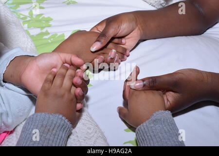 Nahaufnahme von afrikanische Kinder Hand in Hand Stockfoto