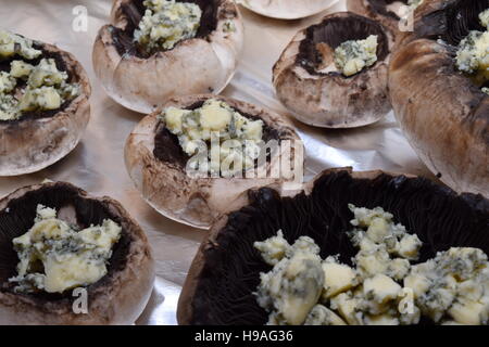 Blauschimmelkäse gefüllte Champignons auf Alufolie Stockfoto