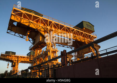 Brückenkrane in der Ivankovo Wasser Kraftwerk. Stockfoto