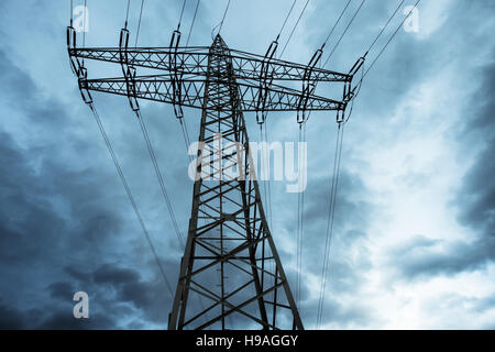 Power Transmission Hochspannung mit dramatischen blauer Himmel mit Wolken Stockfoto