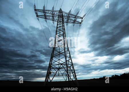 Power Transmission Hochspannung mit dramatischen blauer Himmel mit Wolken Stockfoto