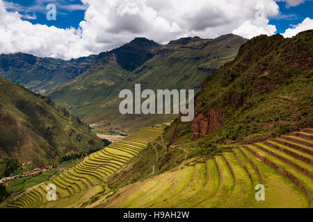 Inka Ruinen in Pisac, in der Nähe von Cuzco in Peru. Pisac befindet sich im Heiligen Tal. Konzept für Reisen in Südamerika Stockfoto