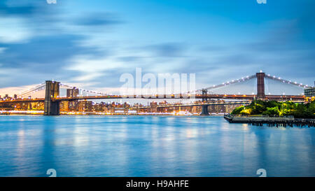 Brooklyn Bridge und Manhattan Skyline in der Abenddämmerung auf Pier2 Park in New York City Stockfoto