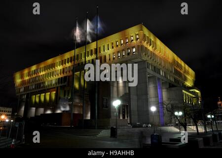 Eine lange Belichtung Government Center und City Hall in der Nacht in Downtown Boston, Massachusetts. Stockfoto