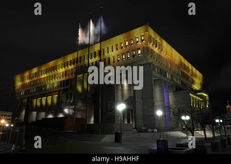 Eine lange Belichtung Government Center und City Hall in der Nacht in Downtown Boston, Massachusetts. Stockfoto