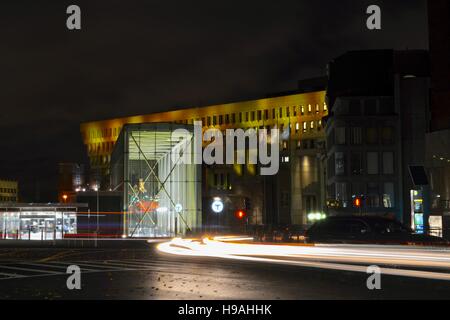 Eine lange Belichtung Government Center und City Hall in der Nacht in Downtown Boston, Massachusetts. Stockfoto