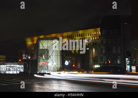 Eine lange Belichtung Government Center und City Hall in der Nacht in Downtown Boston, Massachusetts. Stockfoto